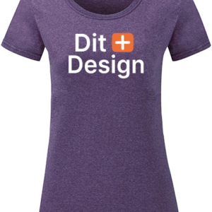 Lilla t-shirt med teksten "Dit Design" og et orange plustegn i midten. Designet er centreret på brystet. Enkel og modern stil.