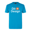 Blå T-shirt viser teksten "Dit Design" i hvid skrift med en orange firkant med hvidt plus mellem ordene. T-shirten er afbildet mod en hvid baggrund.