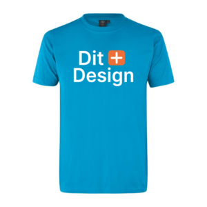 Blå T-shirt viser teksten "Dit Design" i hvid skrift med en orange firkant med hvidt plus mellem ordene. T-shirten er afbildet mod en hvid baggrund.