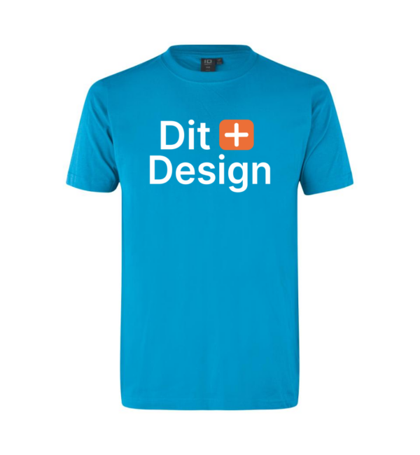 Blå T-shirt viser teksten "Dit Design" i hvid skrift med en orange firkant med hvidt plus mellem ordene. T-shirten er afbildet mod en hvid baggrund.