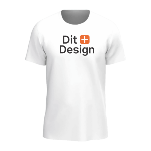 En hvid T-shirt viser teksten "Dit + Design" på brystet. Ordet "Dit" og "Design" er sort, "+" er orange. Skjorten har en enkel, neutral baggrund.