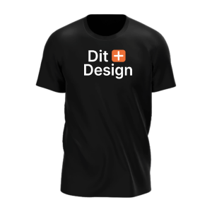 Sort T-shirt med teksten "Dit + Design" trykt foran i hvid og orange, uden yderligere baggrundsdetaljer.