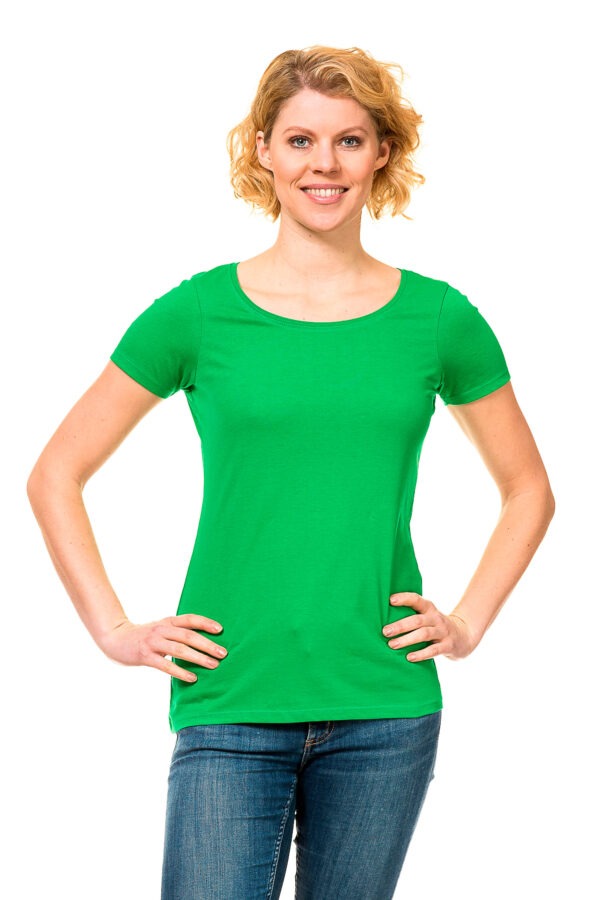 000210_Lady_Classic_02c En person iført en grøn T-shirt står med hænderne på hoften, synligt fra skuldrene til hofterne, på en neutral baggrund.