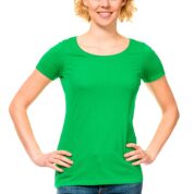 En person iført en grøn T-shirt står med hænderne på hoften, synligt fra skuldrene til hofterne, på en neutral baggrund.