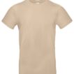En beige T-shirt hænger stille og ubemandet mod en hvid baggrund.