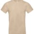 En beige T-shirt hænger stille og ubemandet mod en hvid baggrund.