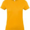 En gul t-shirt hænger på en hvid baggrund.