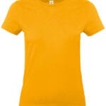 En gul t-shirt hænger på en hvid baggrund.