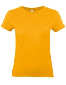 En gul t-shirt hænger på en hvid baggrund.
