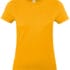 En gul t-shirt hænger på en hvid baggrund.