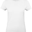 Hvid T-shirt hænger frit mod en ensfarvet baggrund. Kortærmet og uden synlige mønstre eller designs.