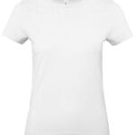 Hvid T-shirt hænger frit mod en ensfarvet baggrund. Kortærmet og uden synlige mønstre eller designs.