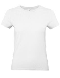 Hvid T-shirt hænger frit mod en ensfarvet baggrund. Kortærmet og uden synlige mønstre eller designs.