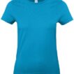 Blå T-shirt med korte ærmer vises på en hvid baggrund. Trøjen er enkel uden mønster eller tryk.