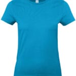 Blå T-shirt med korte ærmer vises på en hvid baggrund. Trøjen er enkel uden mønster eller tryk.