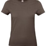 Brun kortærmet T-shirt i en klassisk stil vises på en hvid baggrund.