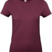 Bordeaux kortærmet t-shirt, med rund halsudskæring, vinkelret placeret mod en hvid baggrund.