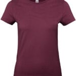 Bordeaux kortærmet t-shirt, med rund halsudskæring, vinkelret placeret mod en hvid baggrund.