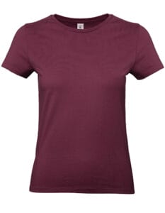Bordeaux kortærmet t-shirt, med rund halsudskæring, vinkelret placeret mod en hvid baggrund.