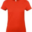 Rød T-shirt hænger på en neutral hvid baggrund.