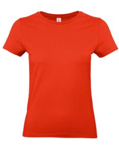 Rød T-shirt hænger på en neutral hvid baggrund.