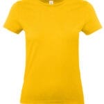 Gul T-shirt ligger fladt i oplyst rum, betragtet forfra uden synligt mønster eller tryk.