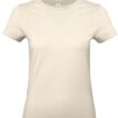 Hvid T-shirt hænger på en usynlig bøjle i en neutral, hvid baggrund. Enkel og uden mønstre eller grafik.