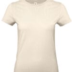 Hvid T-shirt hænger på en usynlig bøjle i en neutral, hvid baggrund. Enkel og uden mønstre eller grafik.
