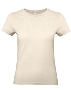 Hvid T-shirt hænger på en usynlig bøjle i en neutral, hvid baggrund. Enkel og uden mønstre eller grafik.