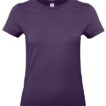 En lilla t-shirt hænger frit i et studiebelyst miljø.