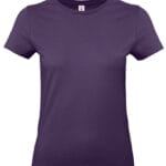 En lilla t-shirt hænger frit i et studiebelyst miljø.