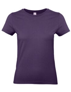 En lilla t-shirt hænger frit i et studiebelyst miljø.
