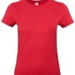 Rød T-shirt vises frontalt i studiomiljø.