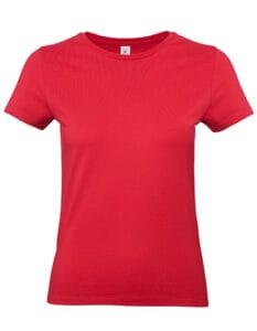 Rød T-shirt vises frontalt i studiomiljø.