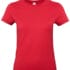 Rød T-shirt vises frontalt i studiomiljø.