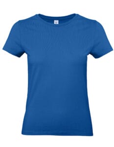 En simpel blå t-shirt vises fra forsiden, kortærmet og uden mønster eller print, på en hvid baggrund.