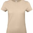 Beige T-shirt hænger stille mod en hvid baggrund.