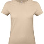 Beige T-shirt hænger stille mod en hvid baggrund.