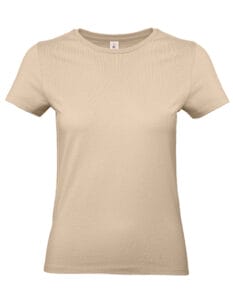 Beige T-shirt hænger stille mod en hvid baggrund.