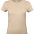 Beige T-shirt hænger stille mod en hvid baggrund.