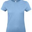 En lyseblå T-shirt vises forfra uden ærmer. Den hænger frit mod en hvid baggrund, der fremhæver dens enkle design og klare farvetone.
