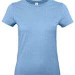 En lyseblå T-shirt vises forfra uden ærmer. Den hænger frit mod en hvid baggrund, der fremhæver dens enkle design og klare farvetone.