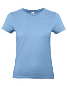 En lyseblå T-shirt vises forfra uden ærmer. Den hænger frit mod en hvid baggrund, der fremhæver dens enkle design og klare farvetone.