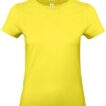 Gul T-shirt i enkle, feminine snit uden mønster med korte ærmer, rund hals og foldet kant. Baggrund er hvid og intet yderligere tilbehør er inkluderet.