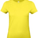 Gul T-shirt i enkle, feminine snit uden mønster med korte ærmer, rund hals og foldet kant. Baggrund er hvid og intet yderligere tilbehør er inkluderet.