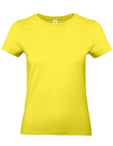 Gul T-shirt i enkle, feminine snit uden mønster med korte ærmer, rund hals og foldet kant. Baggrund er hvid og intet yderligere tilbehør er inkluderet.