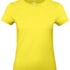 Gul T-shirt i enkle, feminine snit uden mønster med korte ærmer, rund hals og foldet kant. Baggrund er hvid og intet yderligere tilbehør er inkluderet.