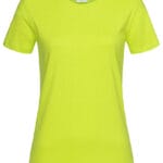 En limegrøn t-shirt hænger neutralt mod en hvid baggrund. Etiket på kraven viser logo og tekst: "Fruit of the Loom".