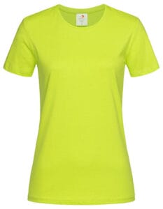 En limegrøn t-shirt hænger neutralt mod en hvid baggrund. Etiket på kraven viser logo og tekst: "Fruit of the Loom".
