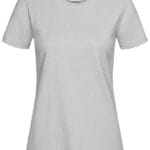 En grå T-shirt med korte ærmer og rund hals vises mod en hvid baggrund. En etiket med tekst identificerer produktet indeni kraven.